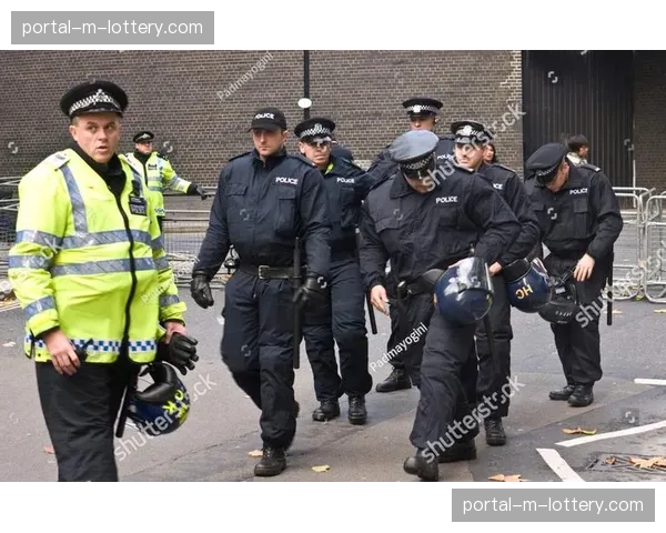 英国警方逮捕四名涉嫌在网络上对英超球员进行种族歧视攻击的嫌疑人